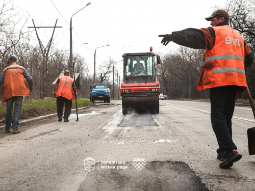 У Запоріжжі зима була нещадна до асфальту: на Хортиці латають стратегічний шлях від Мамая до аркового мосту (фото)