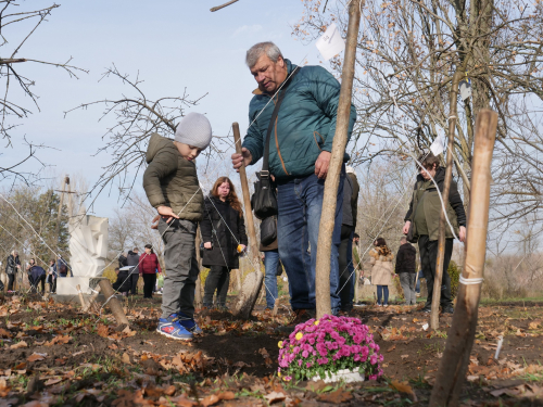 У Запоріжжі на Хортиці вшанували полеглих Героїв — у &quot;Парку Честі&quot; висадили сотні молодих дерев пам’яті (фото, відео)