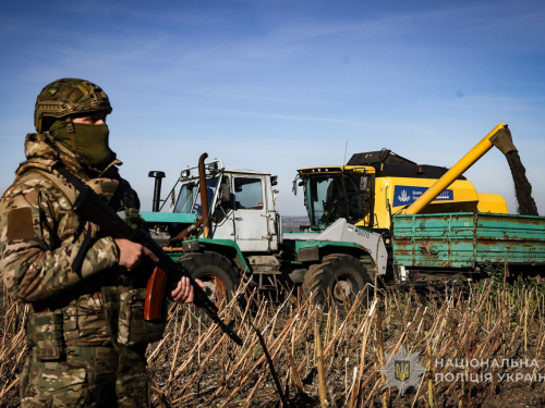 На Запоріжжі аграрії збирають урожай під прикриттям спецпризначенців