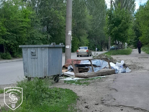 Захаращували вулицю - у центрі Запоріжжя місцеві мешканці скидали сміття просто неба