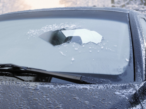 Як швидко очистити лобове скло в машині від льоду і не подряпати його - корисні поради