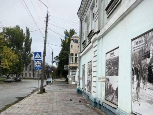 В центрі окупованого міста Запорізької області вивісили український прапор - фото