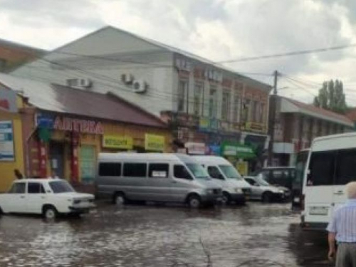 В окупованому Мелітополі вітер зриває дахи, а дощ топить вулиці