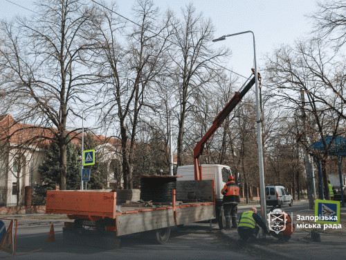 Акцент на пішоходах: у Запоріжжі освітили один із найжвавіших переходів (фото, відео)