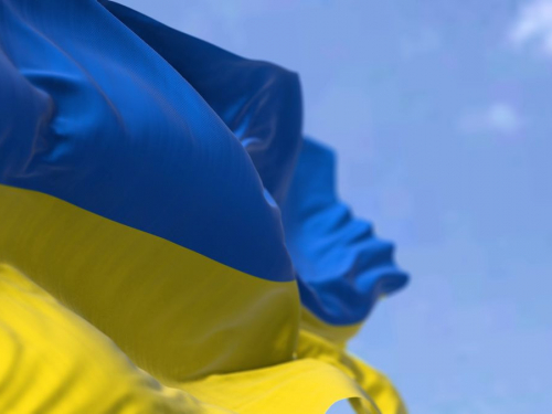 Спаплюжили прапор на очах у містян — у Запоріжжі поліція затримала трьох порушників (фото, відео)