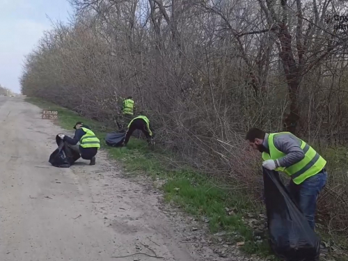Прибрали за день 17 км узбіч: на Запоріжжі уздовж автошляхів державного значення зібрали понад 32 тонни сміття (відео)