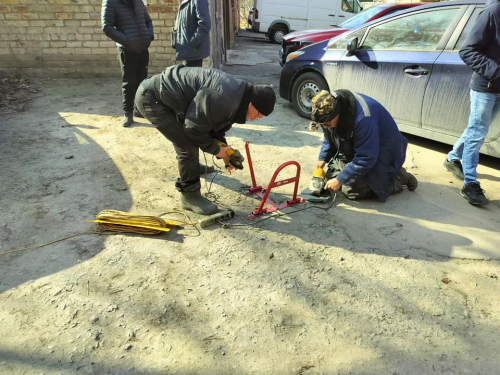 Захопили частину двору в центрі міста – запоріжці поскаржилися на зухвалих водіїв
