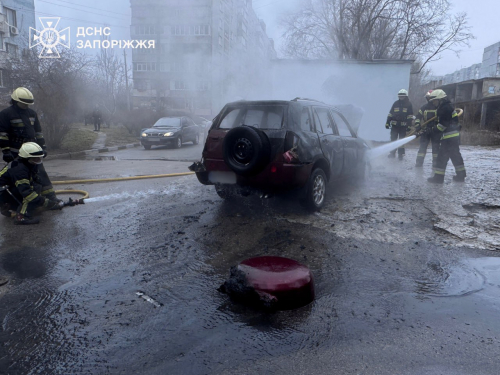 Вогонь охопив легковик - у Запоріжжі рятувальники загасили палаючу автівку (фото)