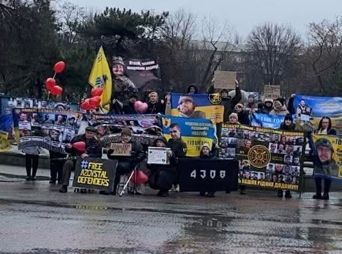 Червоні серця і мовчазна підтримка: запорізькі родини вийшли на площу попри дощ і тривоги (фото)