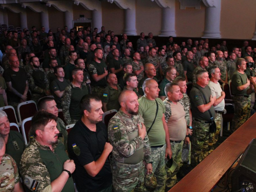 Стали в стрій: у Запоріжжі вшанували добровольців, які служать за покликом серця