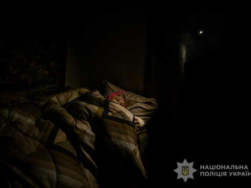 Травмувалася під час обвалу стіни — з прифронтового села на Запоріжжі евакуювали поранену жінку та її чоловіка (відео)