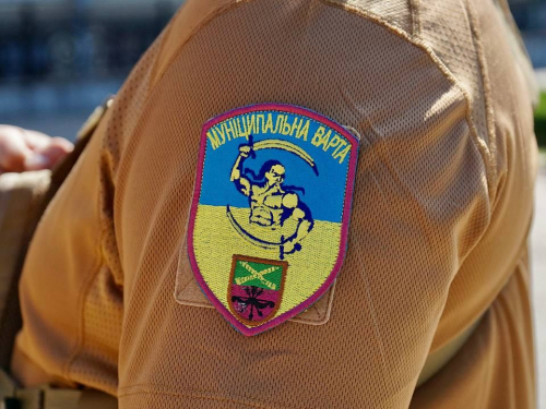 Спіймали &quot;на гарячому&quot; — у центрі Запоріжжя водій вантажівки звалював сміття просто неба (фото)