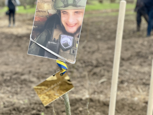 Дерева на честь захисників - на Хортиці започаткували меморіальний парк для вшанування пам'яті Героїв (фото)