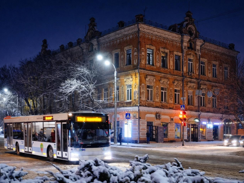 У Запоріжжі хулігани атакували громадський транспорт — на проспекті Соборному побили вікна в автобусі (фото)