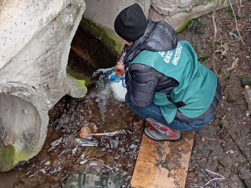Запоріжці повідомили про виток каналізаційних стоків поблизу річки Верхня Хортиця – на місце виїхали екологи