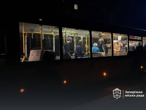 Автобус з евакуйованими після атаки дрона людьми в Запоріжжі. Фото: ЗМР