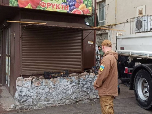 На розі проспектів Соборного і Металургів комунальники прибрали два незаконно встановлених кіоска