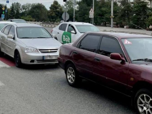 На центральному проспекті Запоріжжя сталася потрійна ДТП - фото