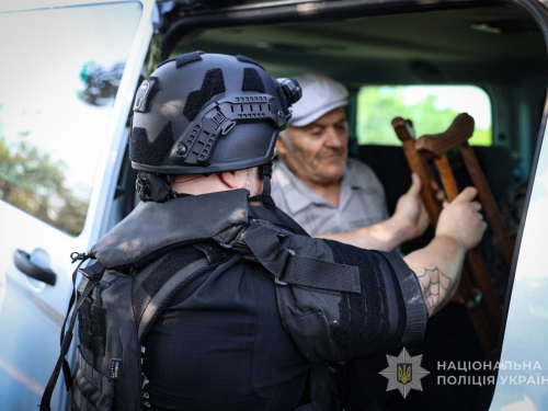 Евакуація з Новомиколаївки. Фото: Нацполіція