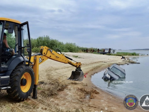 Позашляховик у воді - у Запоріжжі сталася несподівана пригода на річці Дніпро (фото)