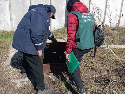 У Запорізькому районі орендар земельної ділянки облаштував вигрібну яму на березі річки 