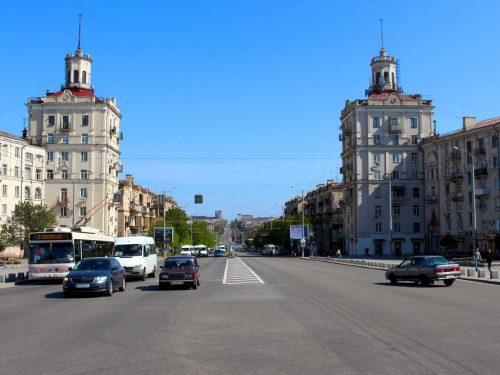 Прибрали вивіски на Соборному - у Запоріжжі мешканці побачать ще одну історичну будівлю без реклами (фото)