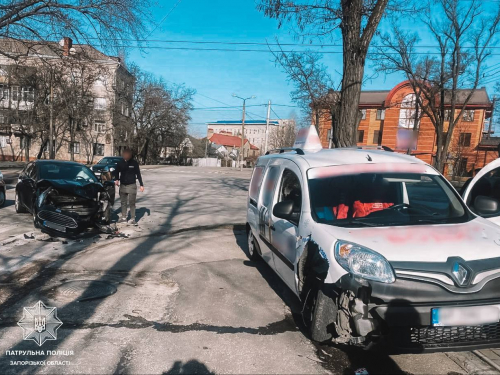 Автівки сильно "пом'ялися": на перехресті в центрі Запоріжжя зіткнулися дві іномарки