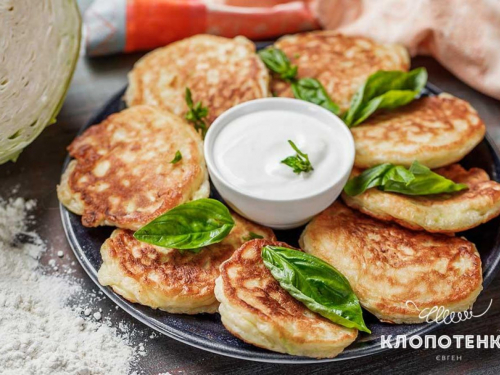 Смакують холодними - як приготувати пухкі солоні оладки з капустою на кефірі