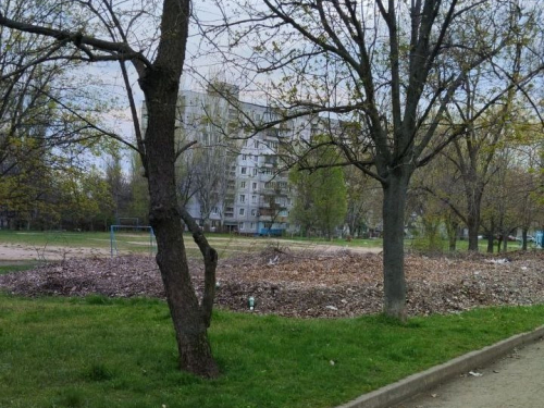 Звалище біля спортмайданчика - в одному з районів Запоріжжя утворилося "сміттєве поле" (фото)