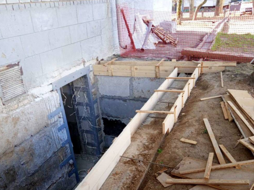 Оновлюють та модернізують: у Запоріжжі ремонтують укриття одразу в шести школах (фото)