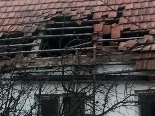 Пошкоджений будинок внаслідок ворожого обстрілу Запорізької області