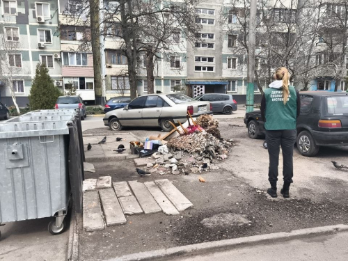 Шини та будівельне сміття - біля будинку у Запоріжжі виявили стихійне звалище, фото: Держекоінспекція Південного округу