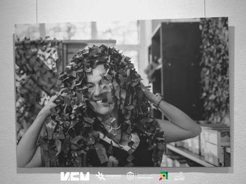 "Плетиво життя": у Запоріжжі відкрилася виставка, присвячена жінкам, які щодня допомагають фронту (фото)