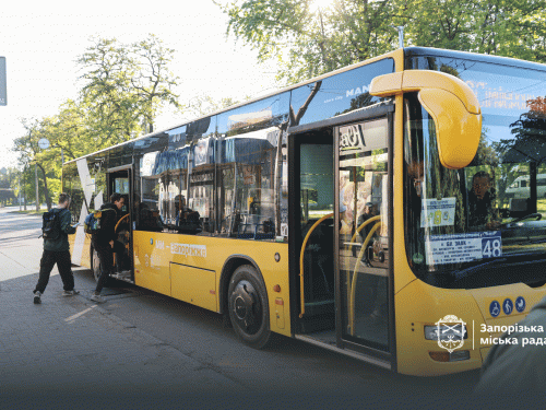 У Запоріжжі облаштували ще дві зупинки тактильною плиткою, фото: Запорізька міська рада