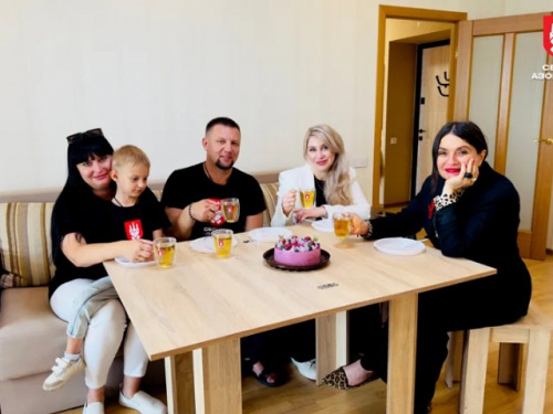 Захисник Маріуполя Сергій Золотарьов отримав ключі від власної квартири за програмою &quot;Вдома&quot;
