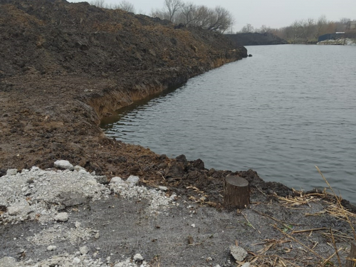У Запорізькому районі річку перегородили трубою та скидали у водойму промислові відходи (фото)