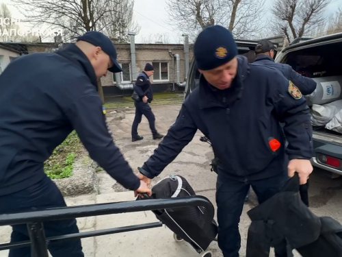 На Запоріжжі рятувальники  евакуювали чоловіка з-під обстрілів, фото: ГУ ДСНС України у Запорізькій області