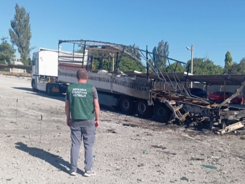 Екоінспектори показали як виглядає автостоянка після удару БпЛА та інші наслідки ворожої атаки по Запоріжжю 7 вересня - фото