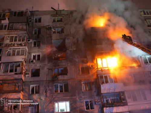 Дрон влучив у багатоповерхівку — росіяни атакували житловий будинок у Запоріжжі (фото, відео)