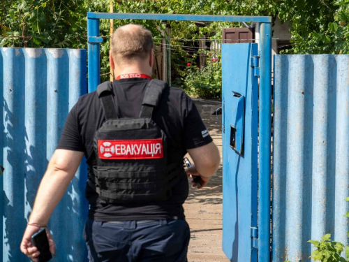 Волонтери евакуювали мешканця Гуляйполя, який за місяць пережив знищення трьох осель і залишився сам серед руйнувань