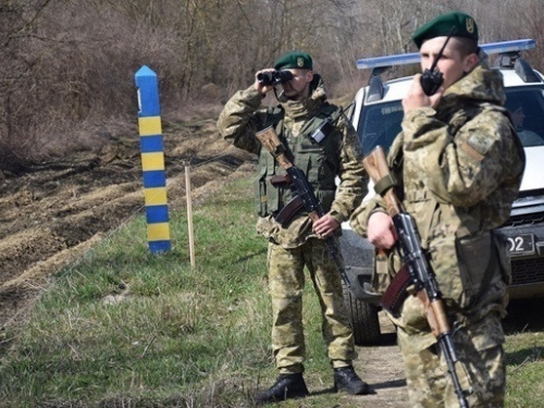 Заплутався у колючому дроті - мешканець Запорізької області намагався втекти за кордон (фото, відео)