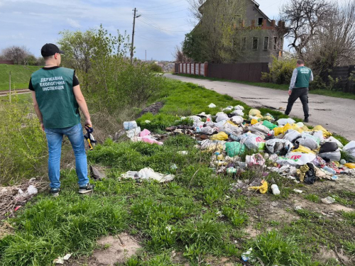 Скидали сміття на узбіччя - на перехресті двох вулиць центрального району Запоріжжя виявили стихійні звалища (фото)