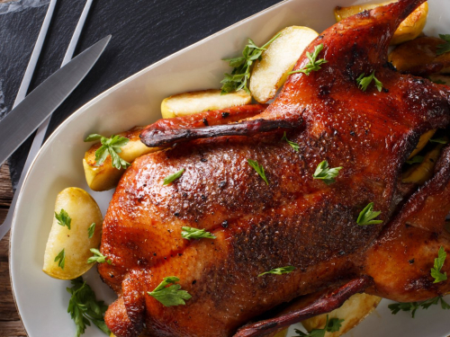 Смачна страва, що пасує для свят: готуємо запеченого гусака із картопляною начинкою