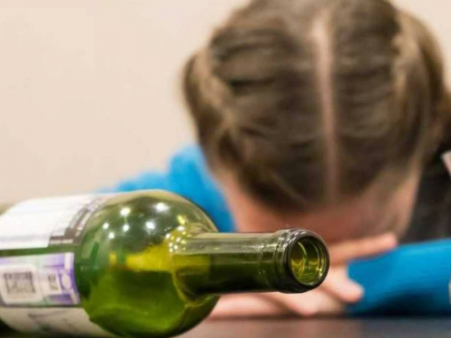 У Запоріжжі до лікарні з гострим отруєнням спиртним потрапила 13-річна дівчинка.