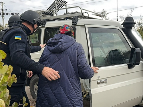 Порятунок під вибухами -  запорізькі рятувальники вивезли 83-річну жінку до безпечного місця (фото, відео)