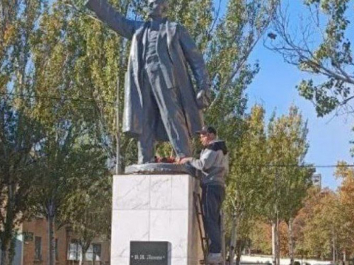 В окупованому Мелітополі росіяни встановили пам'ятник леніну - фото