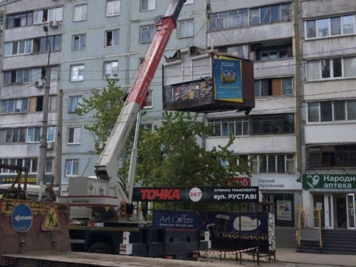 У Запоріжжі на вулиці Руставі прибрали незаконний кіоск після того, як власник проігнорував попередження. 