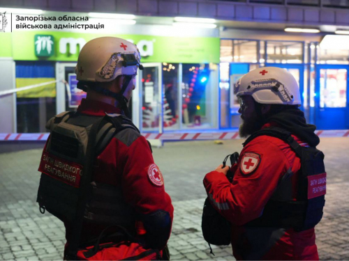 Ввечері 7 січня ворог ударив по торгівельному центру у Запоріжжі - фото і відео наслідків
