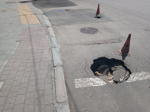 На перехресті в центрі Запоріжжя поруч з "проваленою" дорогою з'явилася нова яма - фото
