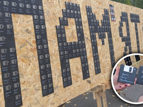Дискети як символ - у Запоріжжі з’явилась інсталяція «ПАМ’ЯТАЙ» (фото, відео)